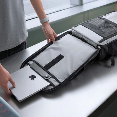 10. Tech-Protect Defender S70 RYANAIR & WIZZAIR 24L Laptop-Rucksack – Schwarz