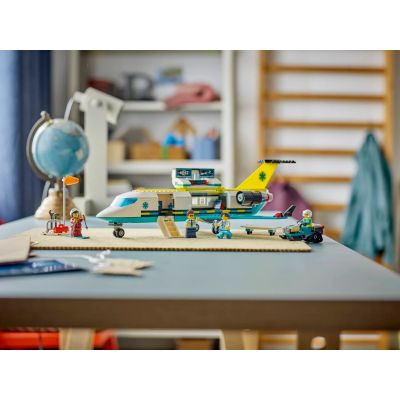 9. LEGO City 60465 Krankenwagenflugzeug