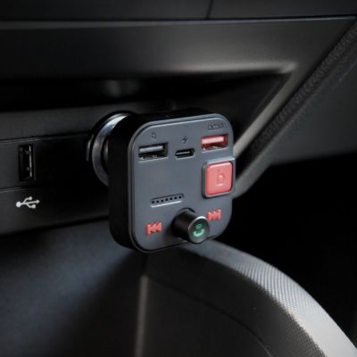 12. SAVIO TR-15 FM-Transmitter mit Display, Bluetooth und PD-Ladegerät USB-C USB-A Quick Charge, Bass Boost