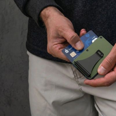 7. Tech-Protect Thorn RFID-Geldbörse – Grün