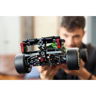 11. LEGO Technic 42240 - Aston Martin Aramco AMR25 Formel-1-Rennwagen