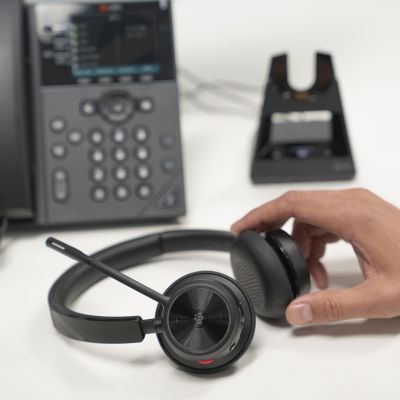 2. HP Poly Voyager 4320-M Headset + USB-A-auf-USB-C-Kabel + BT700-Adapter