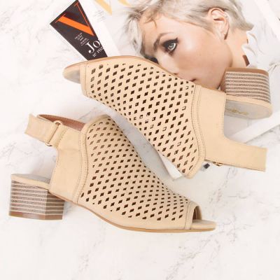 6. Beige, geschlossene Sandalen mit Lochmuster von Sabatina für Damen