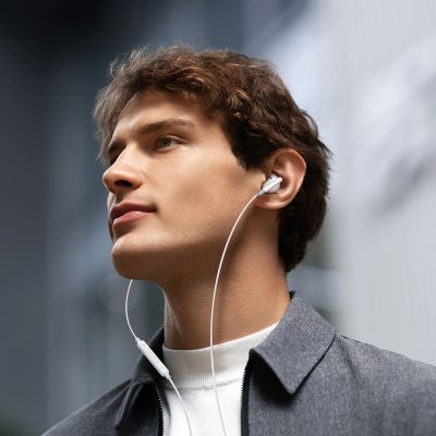 7. Joyroom JR-EW01 In-Ear-Kopfhörer mit Miniklinke und Fernbedienung – weiß