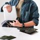 17. Wozinsky WRS-CPY84SB 360-Grad-Laptop- und Tablet-Ständer aus Aluminium + kostenloser Smartphone-Ständer – Schwarz