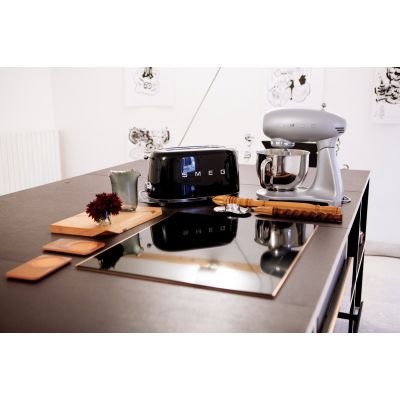 9. Smeg TSF02BLEU Toaster, schwarz, 4 Scheiben, Metallgehäuse
