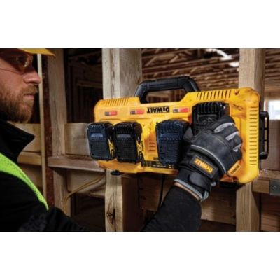 5. DEWALT DCB104 4-Wege-Multivolt-8A-XR-Ladegerät