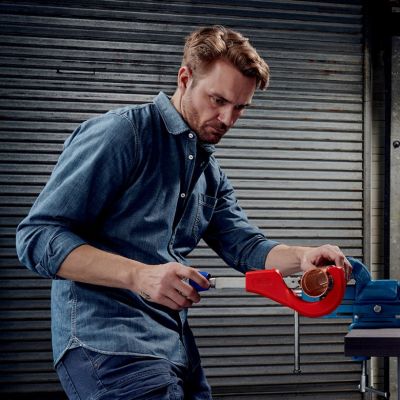 45. Knipex 90 31 03 BK Handrohrschneider