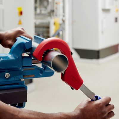 24. Knipex 90 31 03 BK Handrohrschneider