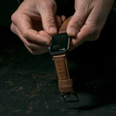 15. Nomad NM1A4RBT00 Smart-Armband aus braunem Leder