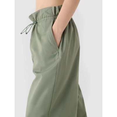 5. Lässige Oversize-Fallschirmhose für Damen 4F 4FRSS24TTROF1330-44S