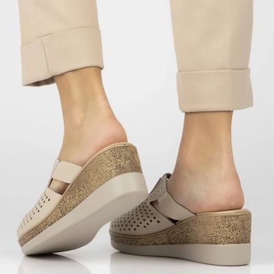 6. Keilsandalen aus Leder mit geschlossenem Absatz, beige, Filippo DK6818