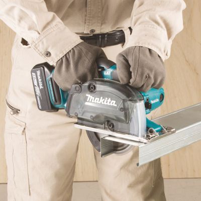 2. 18V MAKITA DCS552RTJ Kreissäge für Metall, 135 mm, 2x5,0Ah