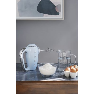 10. Smeg HMF01PBEU Retro-Handmixer im 50er-Jahre-Stil, Pastellblau