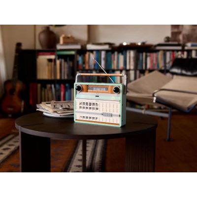 9. LEGO Icons 10334 – Retro-Radio