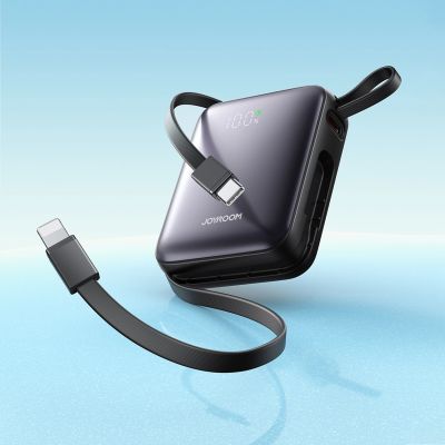 9. Joyroom JR-PBF27 10000 mAh 22,5 W Powerbank mit integrierten USB-C- und Lightning Kabeln - Schwarz