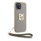 3. DKNY Wrist Strap Stock Logo Hülle für iPhone 15 Plus – Beige