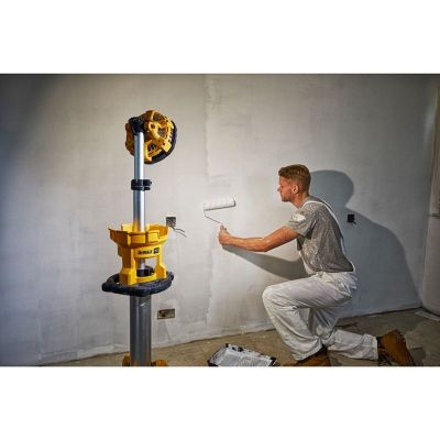 12. DeWalt DCL079-XJ Teleskop-Stativlampe (3000 lm; Warmweiß)