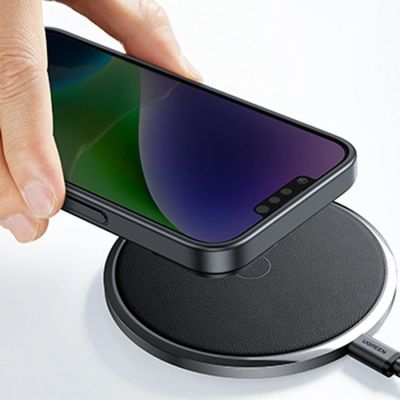 9. Ugreen LP633 Kickstand Schutzhülle Hardcover mit Gelrahmen und integriertem Ständer für iPhone 14 (90924)