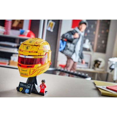 10. LEGO Editions 43022 – Lewis Hamilton Scuderia Ferrari HP Helm