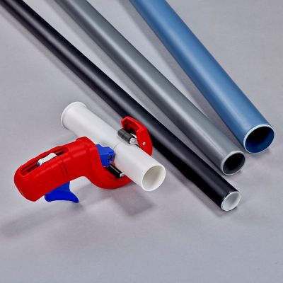 42. Knipex 90 23 01 BK Handrohrschneider