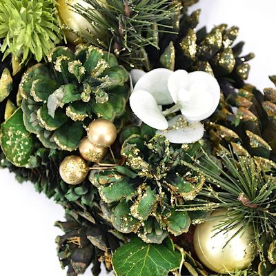 3. Dekorativer Kranz 34 cm, grün, mit Zapfen und Weihnachtskugeln – Mica Decorations