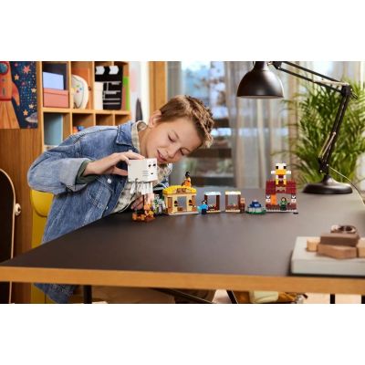 12. LEGO Minecraft 21273 Ballon-Ghast-Dorfangriff