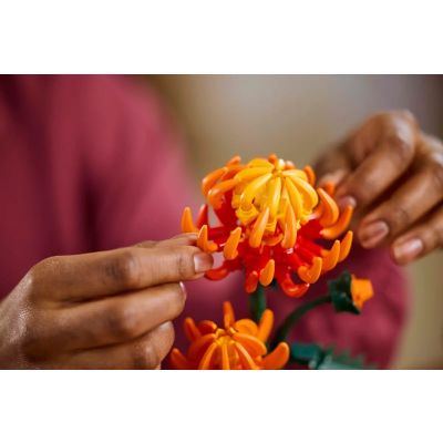 7. LEGO ICONS 10368 Botanik - Chrysantheme