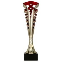 Goldener und roter Plastikbecher