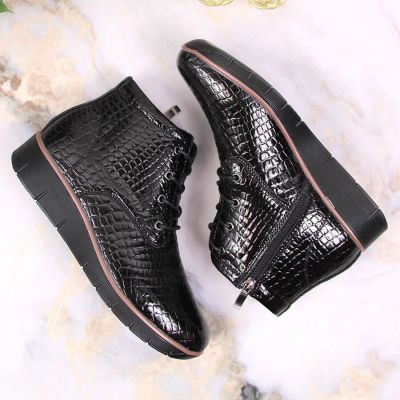 21. Gefütterte schwarze Lackleder-Stiefeletten mit Keilabsatz Filippo