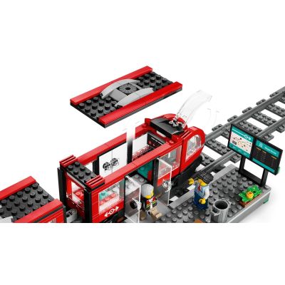 6. LEGO City 60423 Straßenbahn mit Haltestelle