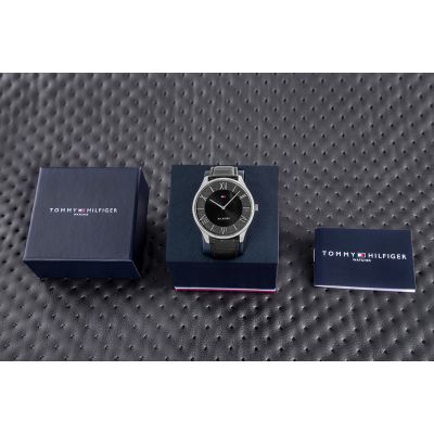 5. Tommy Hilfiger Becker Herrenuhr 1710516 + Box