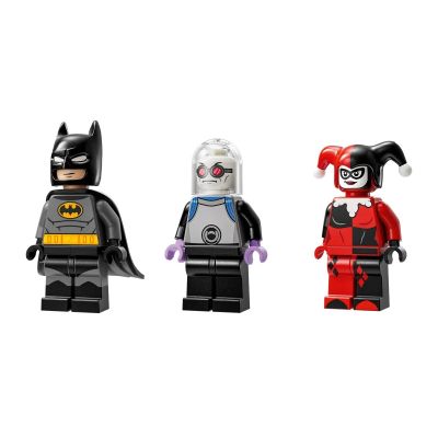 7. LEGO Super Heroes 76274 Batman mit Batmobil gegen Harley Quinn und Mr. Freeze