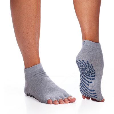 12. GAIAM 63708 Rutschfeste Yogasocken ohne Zehen