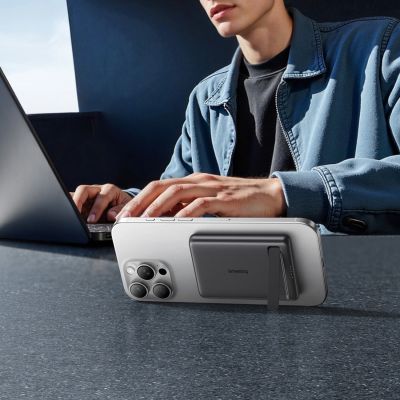 16. Baseus PicoGo AM31 Qi2 5000mAh 20W MagSafe-kompatible Powerbank mit Ständer (mit schwarzem, einfach ummanteltem USB-C-Kabel, 30 cm) – Schwarz