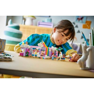 9. LEGO Friends 42684 – Einhorn-Café