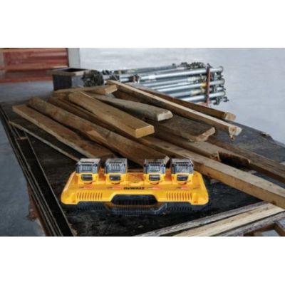 8. DEWALT DCB104 4-Wege-Multivolt-8A-XR-Ladegerät