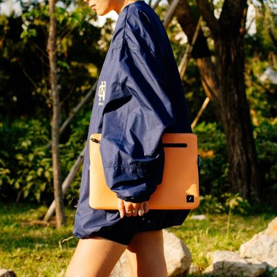 2. Native Union Ultralight Sleeve Schutzhülle für Macbook 14" (Apricot Crush)