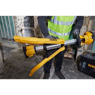7. DeWalt DCL079-XJ Teleskop-Stativlampe (3000 lm; Warmweiß)