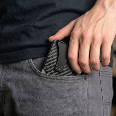 5. Tech-Protect Thorn RFID Carbon Wallet – Schwarz