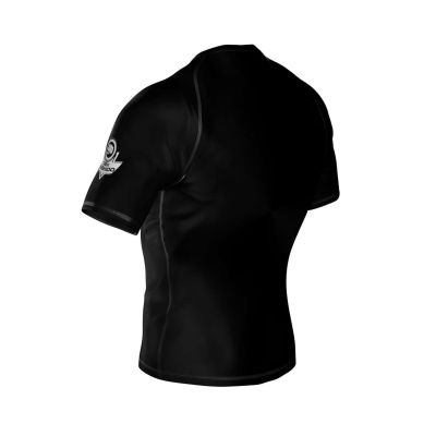 19. Der Kompressions-Rashguard „Team“ besteht aus DBX MORE DRY M-Material.
