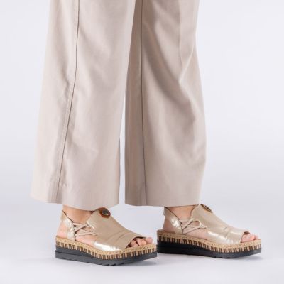 7. Rieker V7972-60 goldene Damen-Keilsandalen