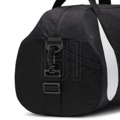 6. Nike Gym Club DR6100-010 Tasche