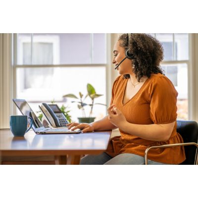195. POLY Voyager 4320 Microsoft Teams-zertifiziertes USB-C-Headset + BT700-Adapter
