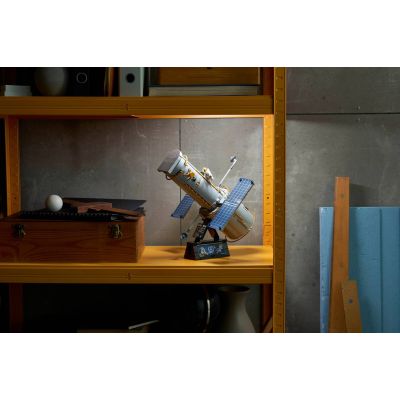 17. LEGO Icons 11382 - Hubble-Weltraumteleskop