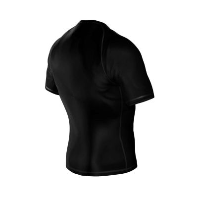 13. Der Kompressions-Rashguard „Team“ besteht aus DBX MORE DRY M-Material.