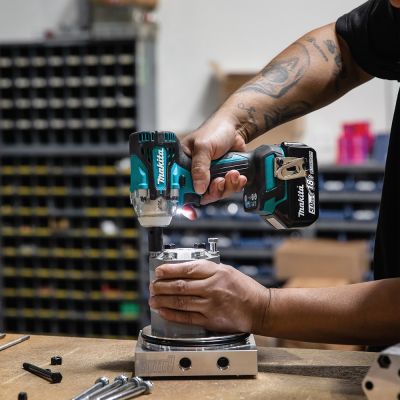 8. Makita DTW302Z Akkuschrauber 3/8" 3200 U/min Schwarz, Blau 18 V