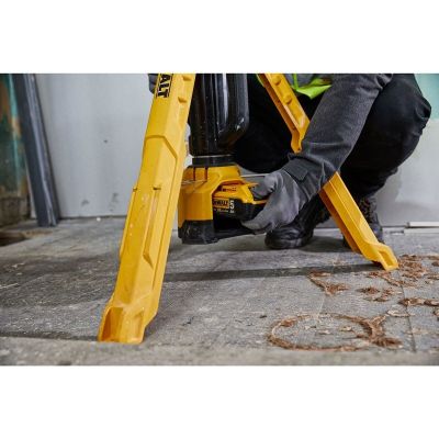 14. DeWalt DCL079-XJ Teleskop-Stativlampe (3000 lm; Warmweiß)