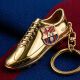 3. Original lizenzierter FC Barcelona Schlüsselanhänger in Form eines goldenen Fußballschuhs B7084