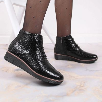 19. Gefütterte schwarze Lackleder-Stiefeletten mit Keilabsatz Filippo